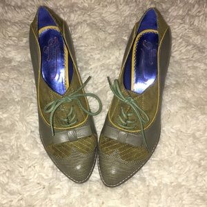 •Women’s Green Heels•